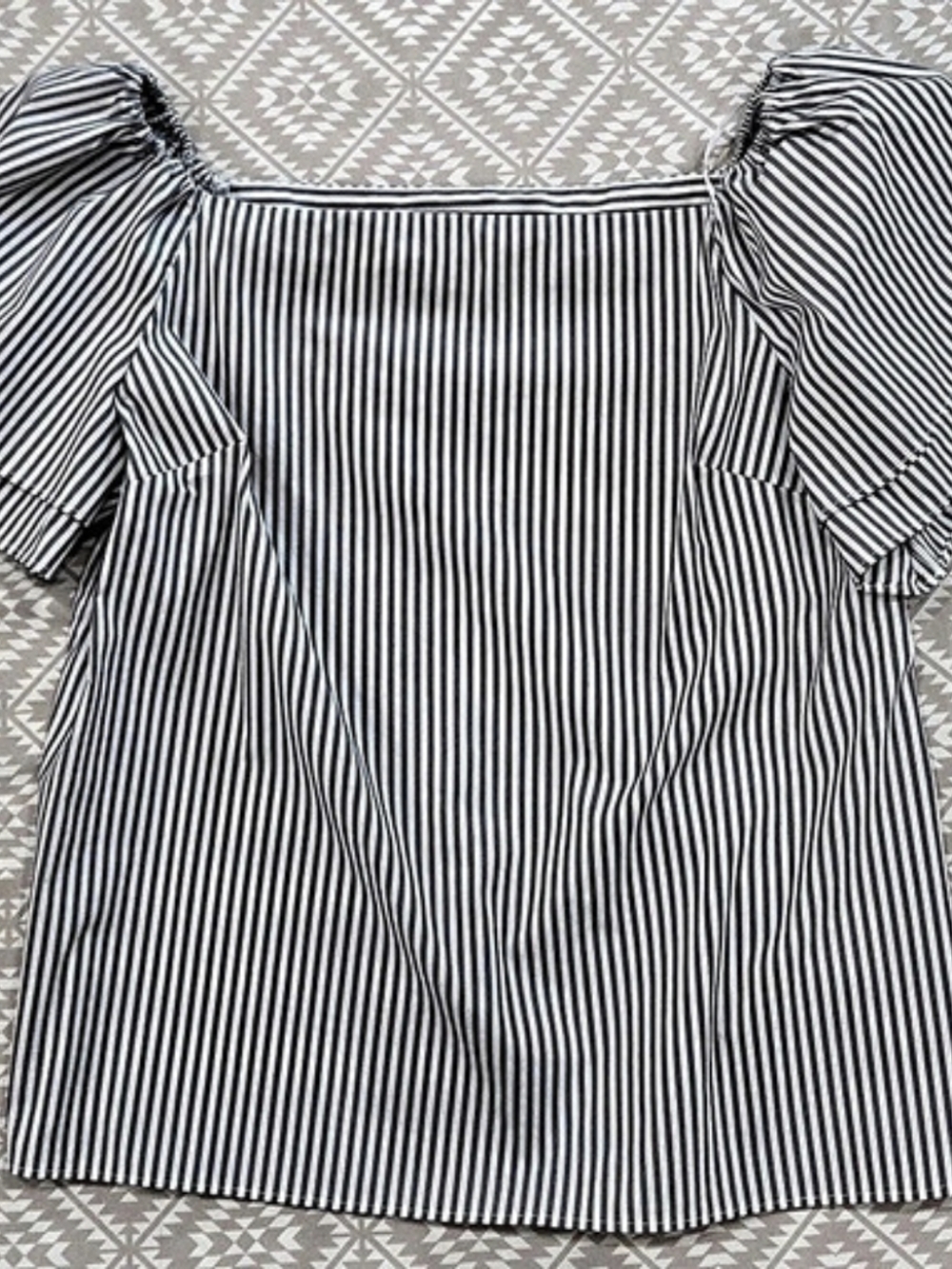 APT.9 Striped Puff Sleeve Blouse in Gray & White - Size M